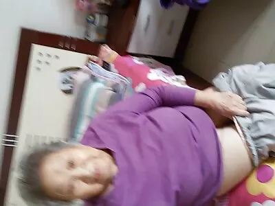 Genç kızı kollarına aldı. porno yerli film