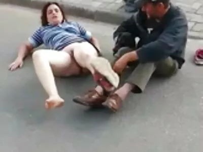 Mavi jartiyerli kadının üzerine koydu. turk yerli erotik